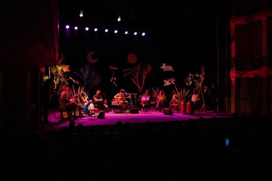 Junto &agrave;s cria&ccedil;&otilde;es dos m&uacute;sicos e psic&oacute;logos Thiago Ramil e Raul Jung, outros convidados participam do livro como Iracema Gah Teh Kainru, Clarissa Ferreira, Maur&iacute;cio Alves e outros