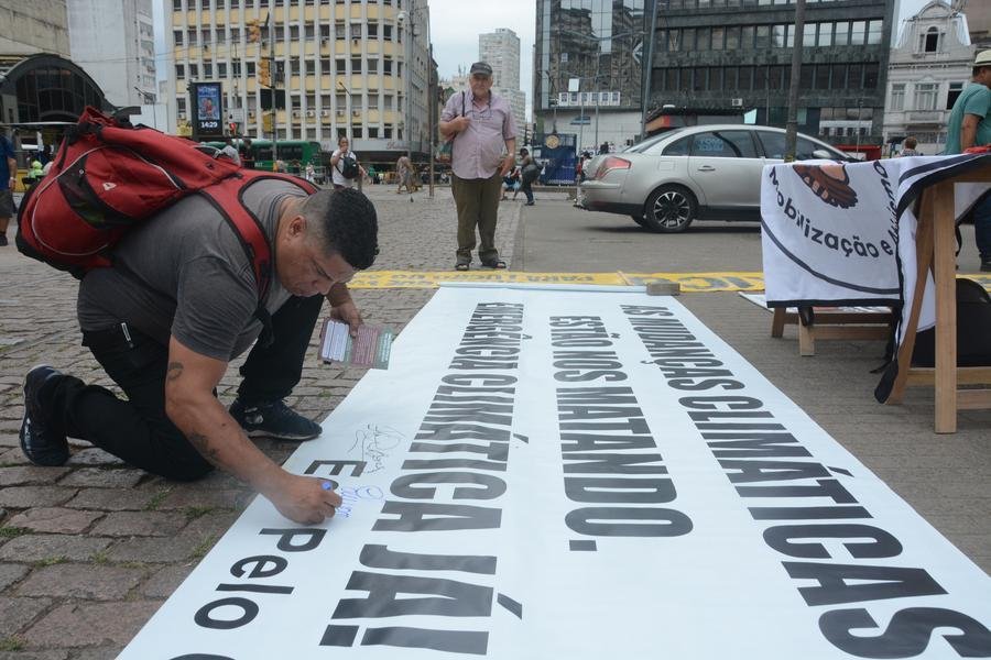 Mobiliza&ccedil;&atilde;o por Justi&ccedil;a Clim&aacute;tica ocorre no Largo Gl&ecirc;nio Peres