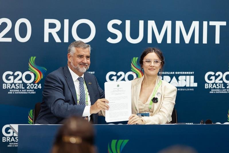 Paulo Pimenta e Camila Vallejo assinaram o documento  na manh&atilde; desta ter&ccedil;a-feira