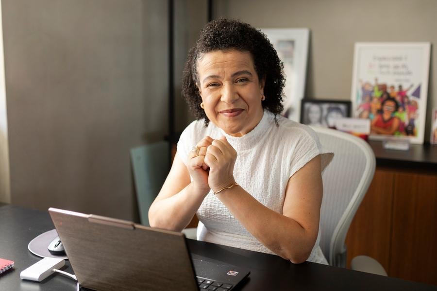 Pesquisa revela que 4 em 5 mulheres se sentem mais confiantes devido &agrave; independ&ecirc;ncia financeira