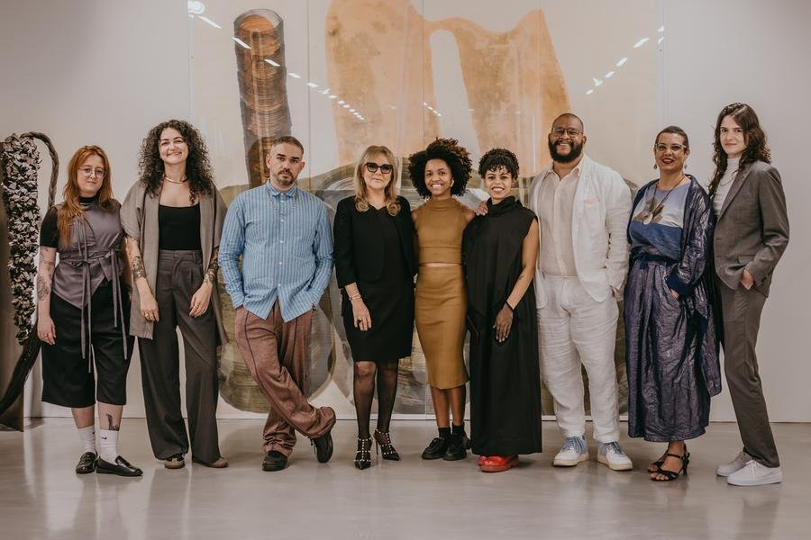 Presidente Carmen Ferr&atilde;o com a equipe curatorial da 14&ordf; Bienal do Mercosul
