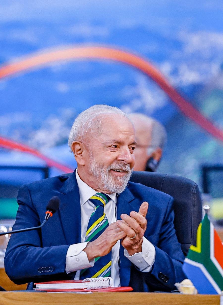 Reuni&otilde;es bilaterais se estenderam e presidente precisa voltar nesta noite a Bras&iacute;lia