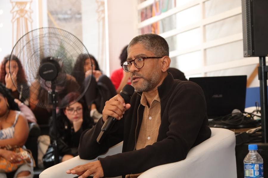Escritor Jeferson Ten&oacute;rio em encontro com estudantes na 70&ordf; Feira do Livro de Porto Alegre