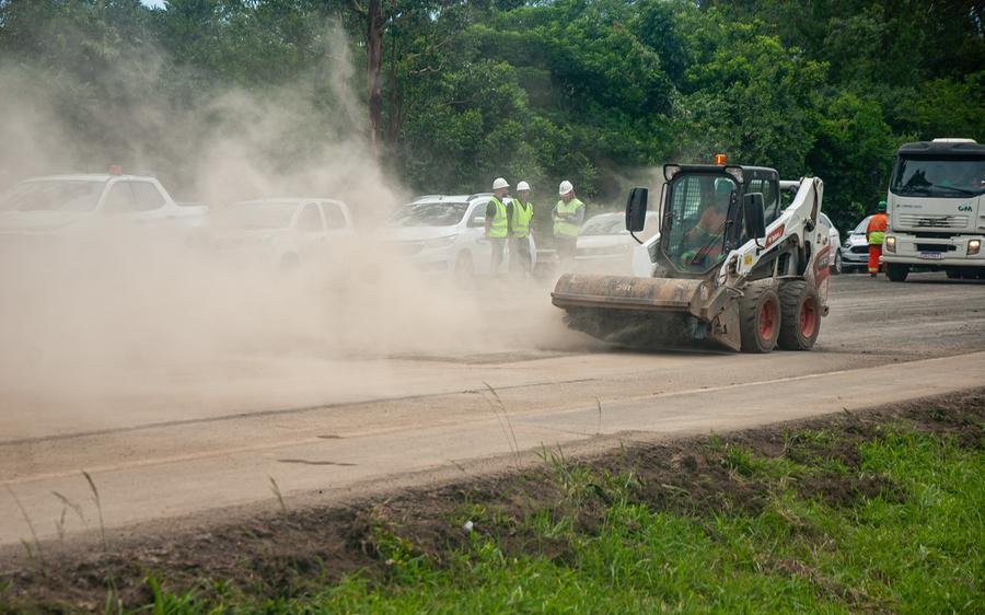 CCR ViaSul trabalha na prepara&ccedil;&atilde;o de novo pavimento no trecho onde o asfalto cedeu na BR-290 em Glorinha