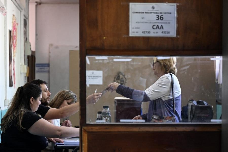 Vota&ccedil;&atilde;o come&ccedil;ou &agrave;s 08h (mesmo hor&aacute;rio em Bras&iacute;lia) e se estender&aacute; at&eacute; as 19h30