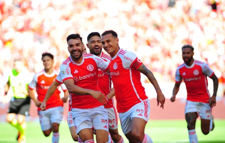 Alan Patrick, acompanhado por Bruno Henrique, comemora o primeiro gol do Inter no Beira-Rio