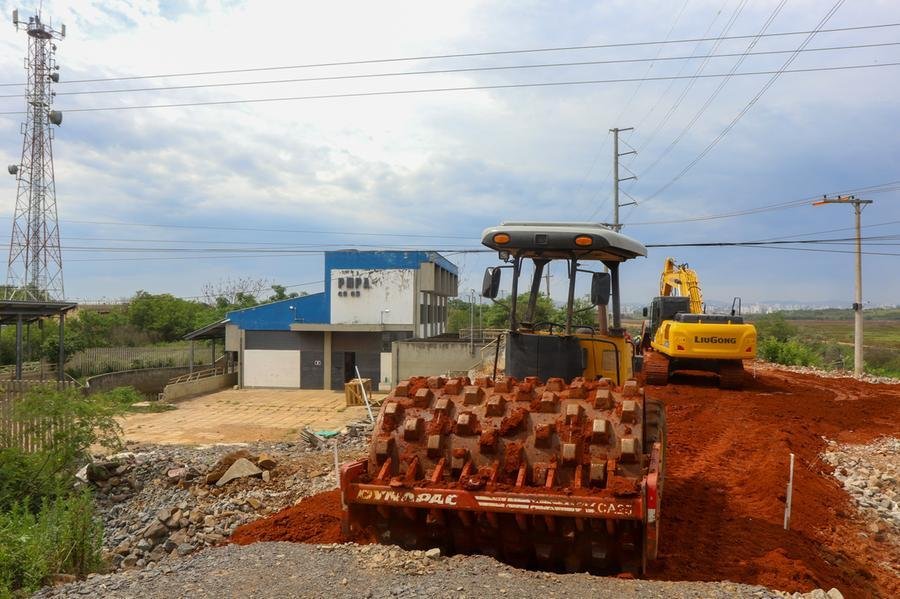 Equipes est&atilde;o adicionando argila para aumentar a estrutura
