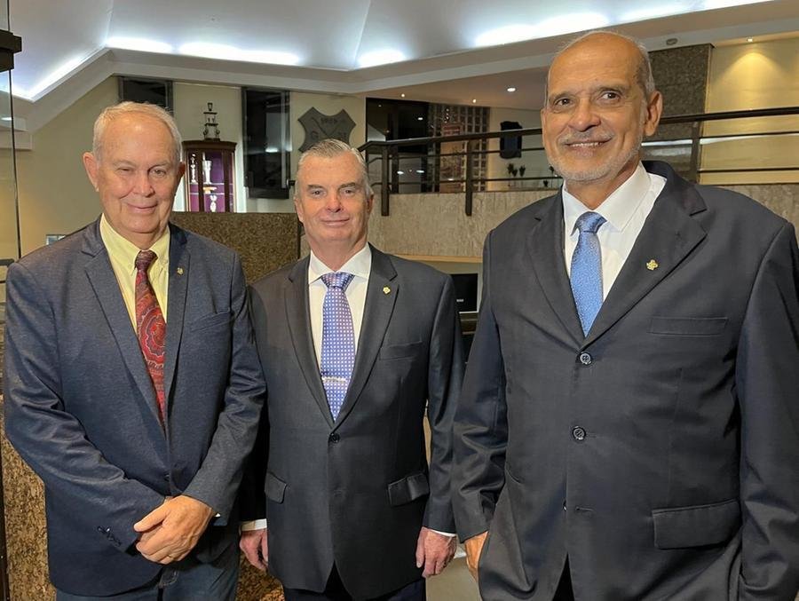 Jos&eacute; Luiz Barcellos de Castro, com o atual presidente do Gr&ecirc;mio N&aacute;utico Uni&atilde;o, Paulo Kolberg Bing, e o presidente eleito para o pr&oacute;ximo bi&ecirc;nio, Ricardo Alves
