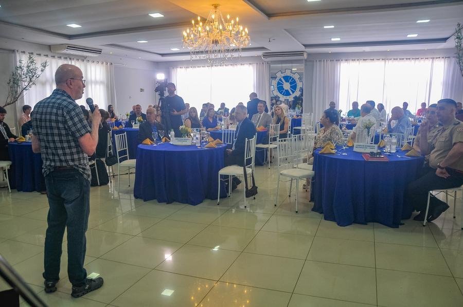 A Sociedade de Engenharia do Rio Grande do Sul (Sergs) realiza nesta quarta-feira, 27/11, a solenidade de entrega da L&aacute;urea Especial Sergs aos destaques profissionais que prestaram relevantes servi&ccedil;os &agrave; popula&ccedil;&atilde;o ga&uacute;cha durante as cheias ocorridas em maio &uacute;ltimo no Estado