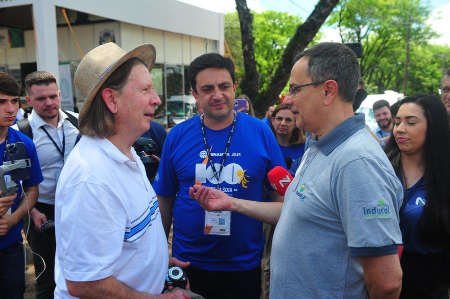 Walter Lebenhauer foi recebido, com aplausos, por autoridades