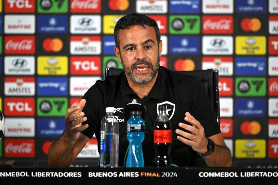 Artur Jorge descarta favoritismo do Botafogo na final da Libertadores