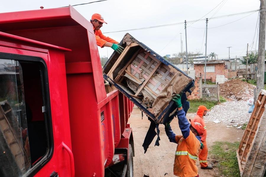 Bota-fora atende comunidades em Porto Alegre