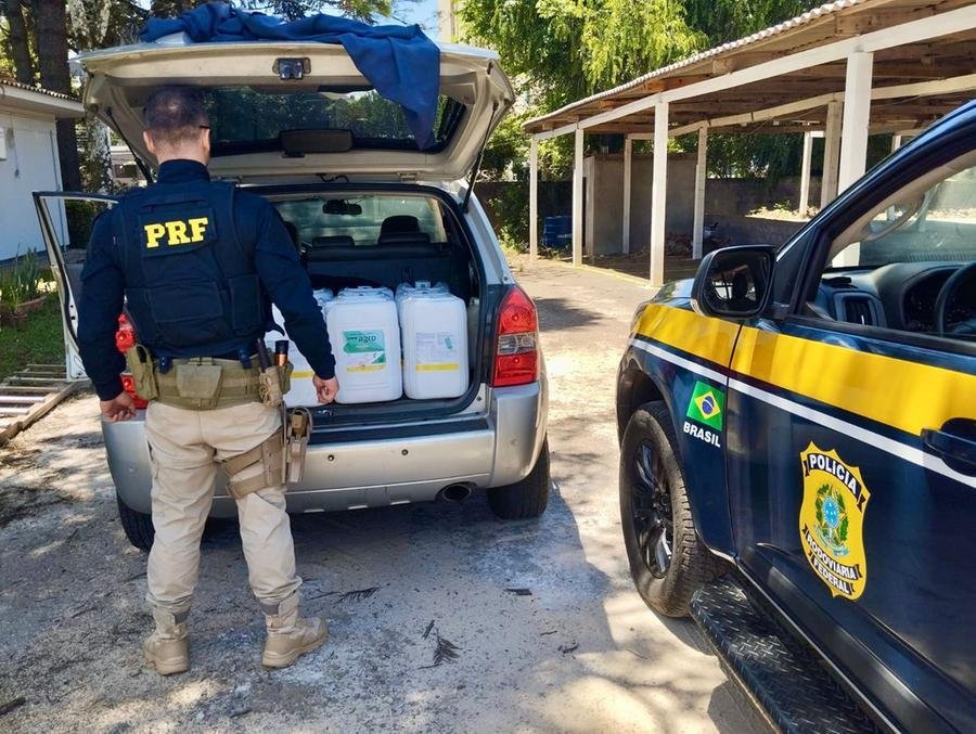 PRF prende contrabandista com mais de 500 litros de agrot&oacute;xicos