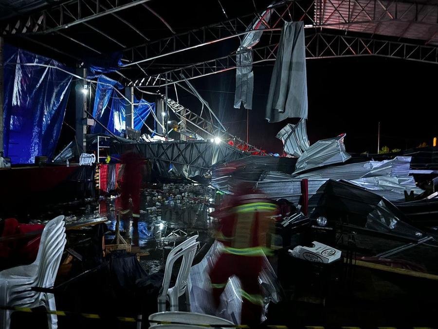 A estrutura  de ferro que sustentava telhas de zinco foi ao ch&atilde;o com a for&ccedil;a do vento
