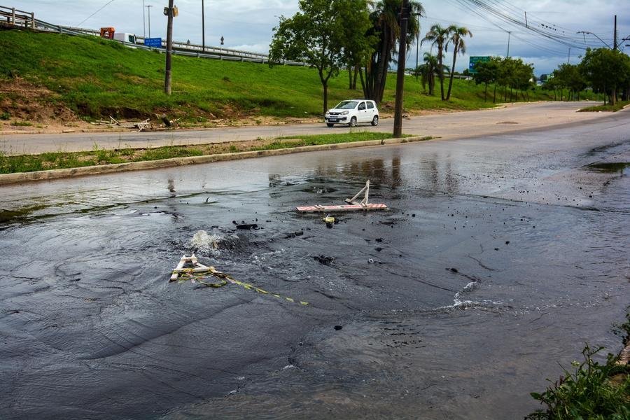 Bueiro jorra na rua Volunt&aacute;rios da P&aacute;tria