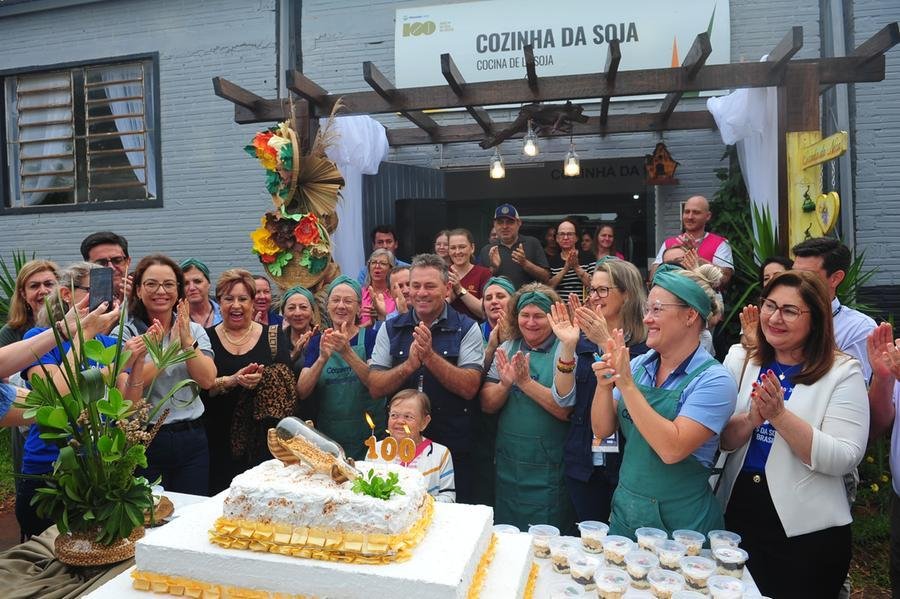Bolo de 115 quilos foi distribu&iacute;do para o p&uacute;blico nesta segunda-feira