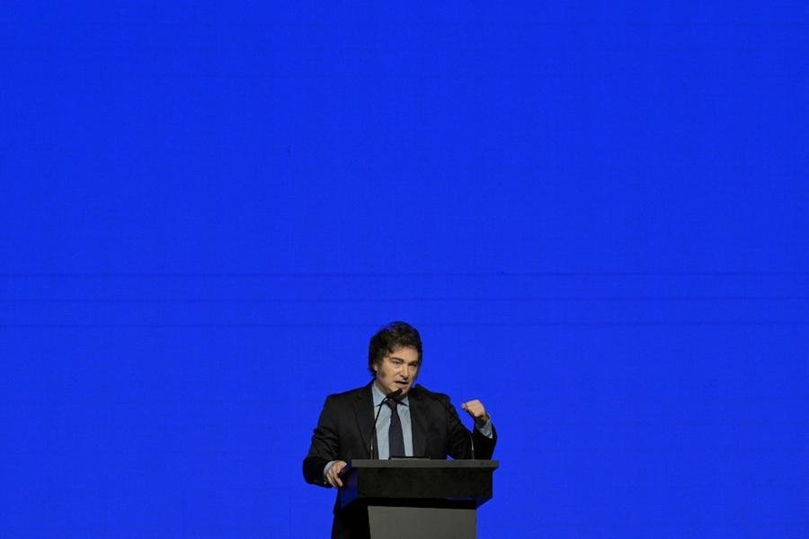 Milei exerce governo controverso na Argentina