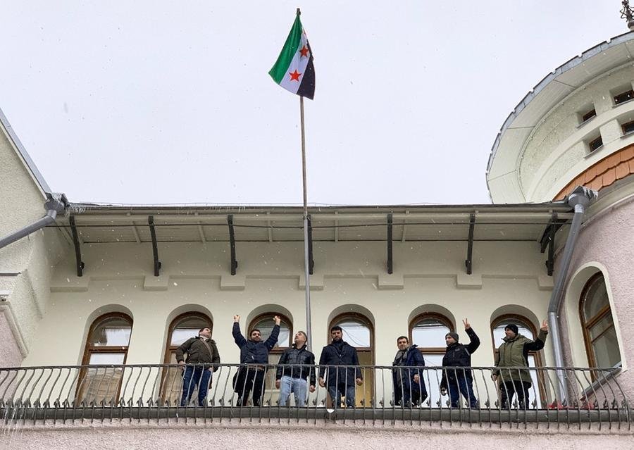 Bandeira da oposi&ccedil;&atilde;o s&iacute;ria foi hasteada na embaixada da S&iacute;ria em Moscou