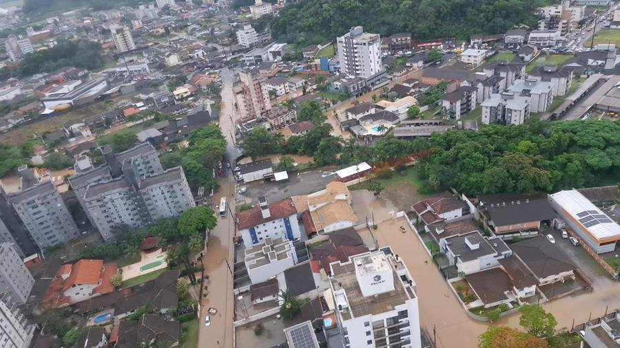 Joinville registrou, nas &uacute;ltimas 48 horas, 167 mm de chuva, causando alagamentos em bairros como Boa Vista, Adhemar Garcia, Nova Bras&iacute;lia e Ulysses Guimar&atilde;es