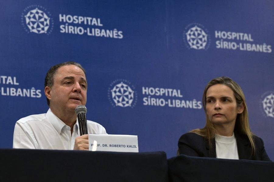 M&eacute;dicos Roberto Kalil e Helena Germoglio participaram da coletiva sobre a sa&uacute;de de Lula