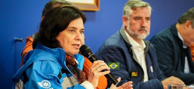 Ministra da Sa&uacute;de N&iacute;sia Trindade com o ent&atilde;o ministro da Reconstru&ccedil;&atilde;o e atual titular da Secom, Paulo Pimenta