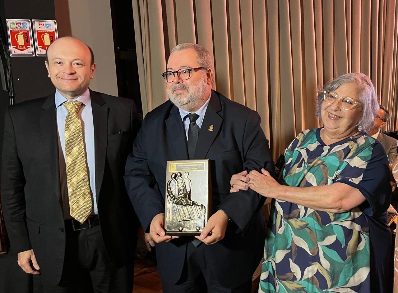 Marcelo Dantas, diretor presidente do Correio do Povo, junto com o homenageado no Carrinho Agas, Telmo Ricardo Borges Flor e Moema Dias Bruno