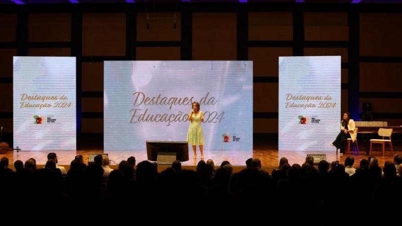 Secret&aacute;ria da Educa&ccedil;&atilde;o, Raquel Teixeira, parabenizou os homenageados da noite