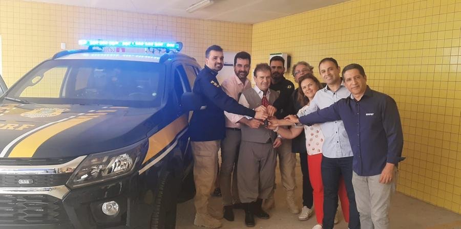 O deputado entregou oficialmente o ve&iacute;culo na manh&atilde; desta sexta-feira