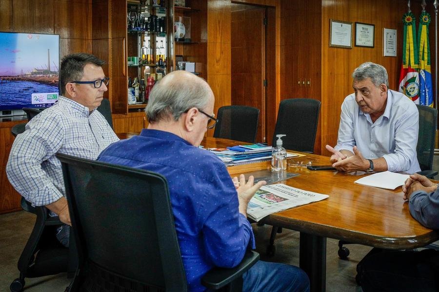Permanecem na prefeitura: Andr&eacute; Coronel (e), C&aacute;ssio Trogildo e Andr&eacute; Machado