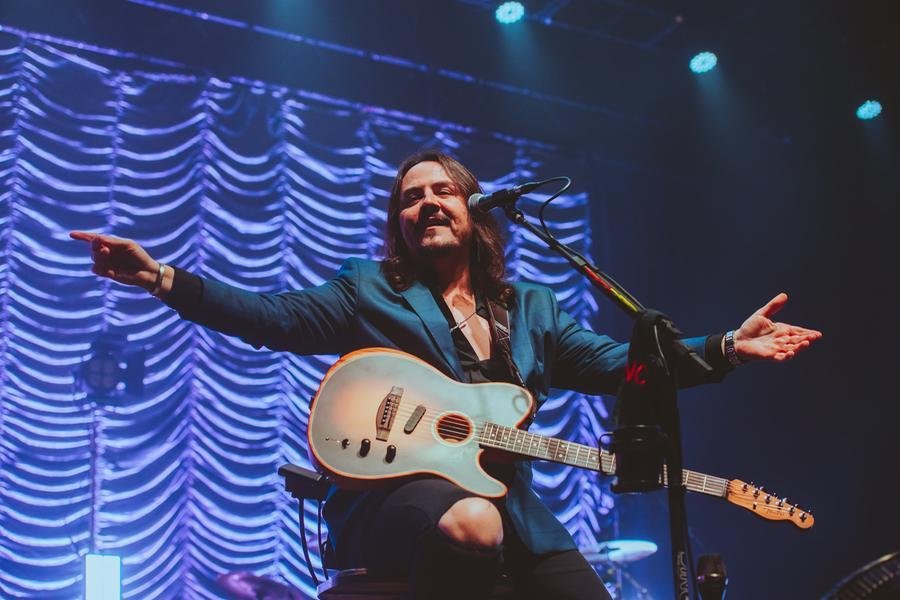 No repert&oacute;rio, Dino trar&aacute;&nbsp;sucessos dos anos 70, 80 e 90, al&eacute;m de m&uacute;sicas conhecidas como &ldquo;Lanterna dos Afogados&rdquo;, &ldquo;Meu Erro&rdquo;, &ldquo;Tempo Perdido&rdquo; e &ldquo;Casinha Branca&rdquo;