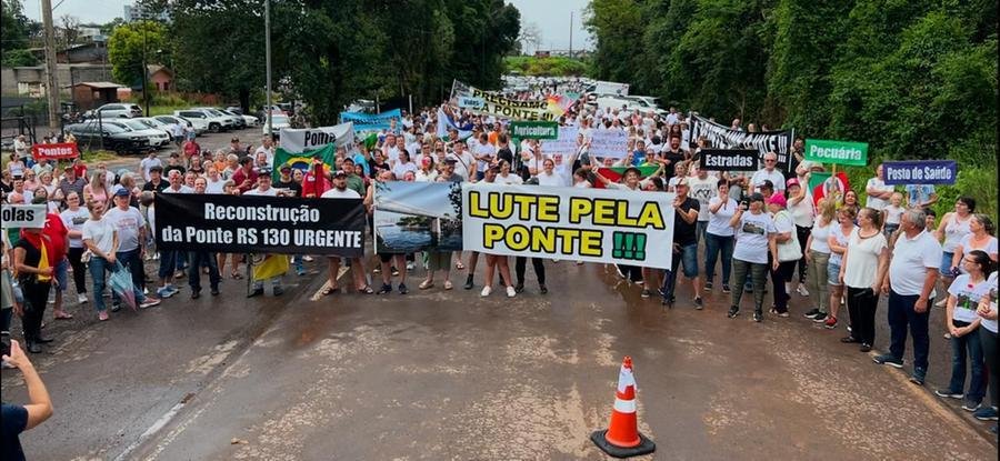Segundo os organizadores mais de 500 pessoas participaram do protesto,  na tarde chuvosa