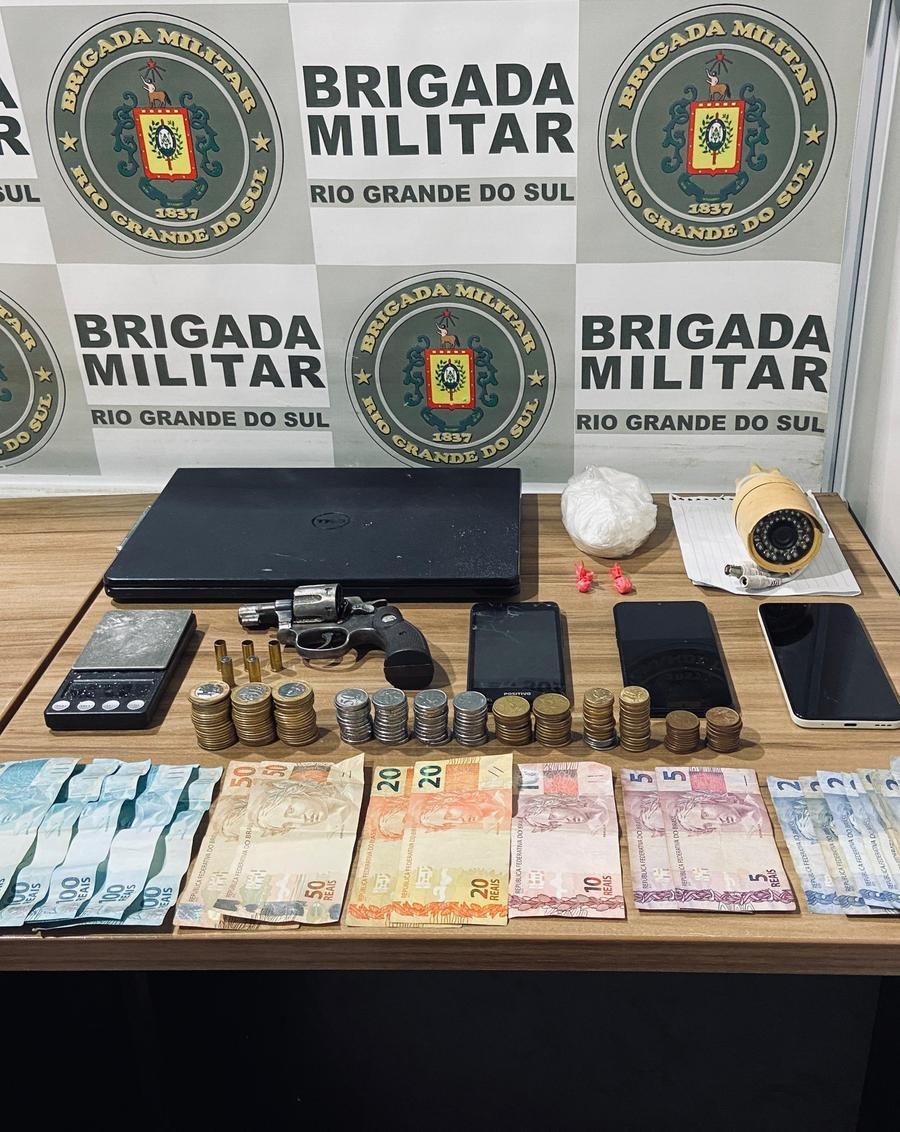 PMs apreenderam rev&oacute;lver, entorpecentes, celulares, notebook, c&acirc;mera e R$ 686,00, al&eacute;m de um saco contendo diversas moedas de valores variados
