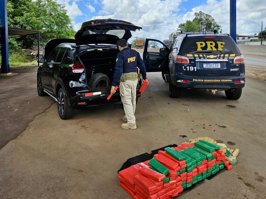 Policiais rodovi&aacute;rios federais encontraram 108 quilos de maconha no interior de um ve&iacute;culo