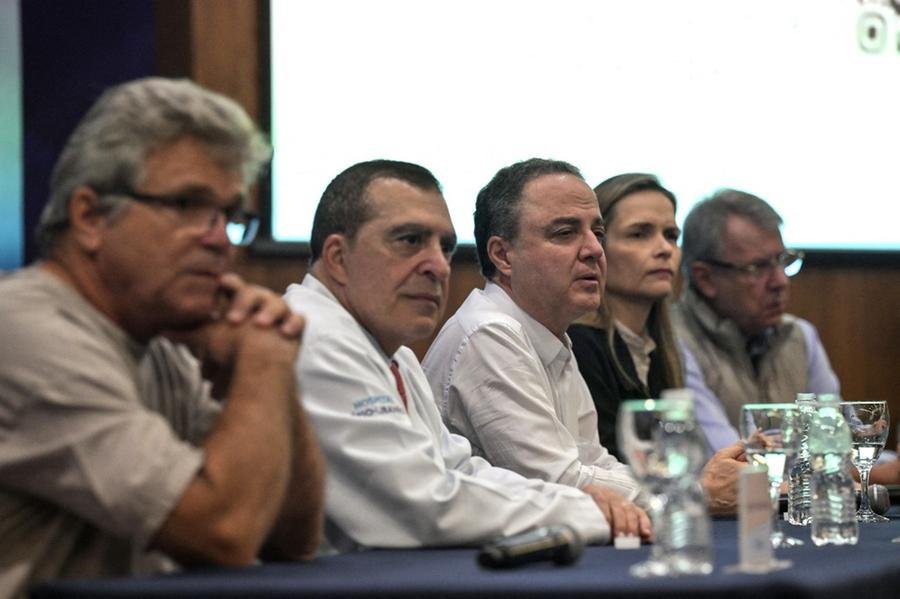 Rog&eacute;rio Tuma (segundo da esquerda para a direita), &eacute; neurologista e atuou na equipe m&eacute;dica que cuidou do Presidente Lula. Ele &eacute; filho de Ricardo Tuma, ex-senador e chefe do Departamento de Ordem Pol&iacute;tica e Social (Dops) de S&atilde;o Paulo.