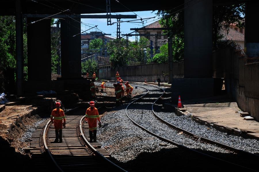 Obras de recupera&ccedil;&atilde;o dos trilhos da Trensurb ap&oacute;s enchente. Nas imagens, trecho entre as esta&ccedil;&otilde;es S&atilde;o Pedro e Farrapos.