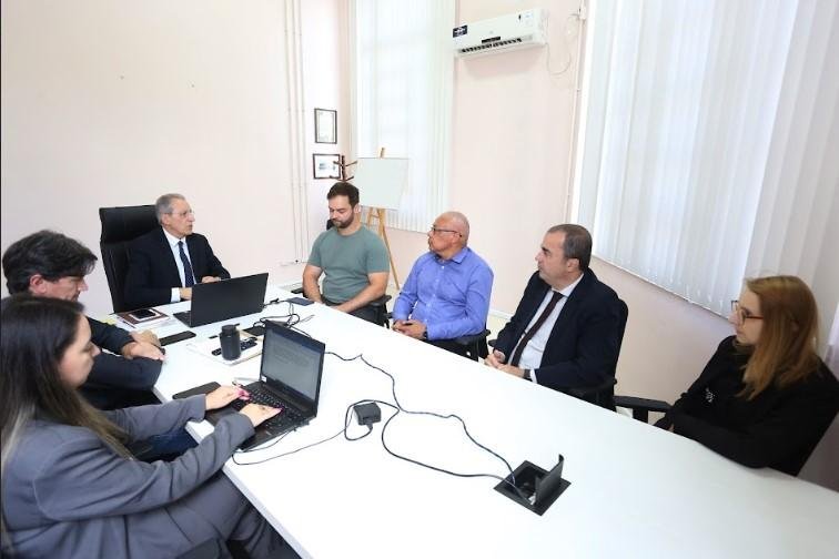 Representantes do Simers e do Simerg  se reuniram com a  dire&ccedil;&atilde;o da Santa Casa  para cobrar as remunera&ccedil;&otilde;es que est&atilde;o em atraso