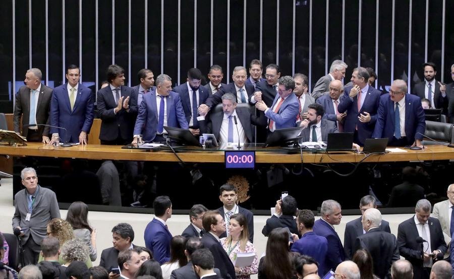 Texto foi aprovado com 324 votos a favor contra 123