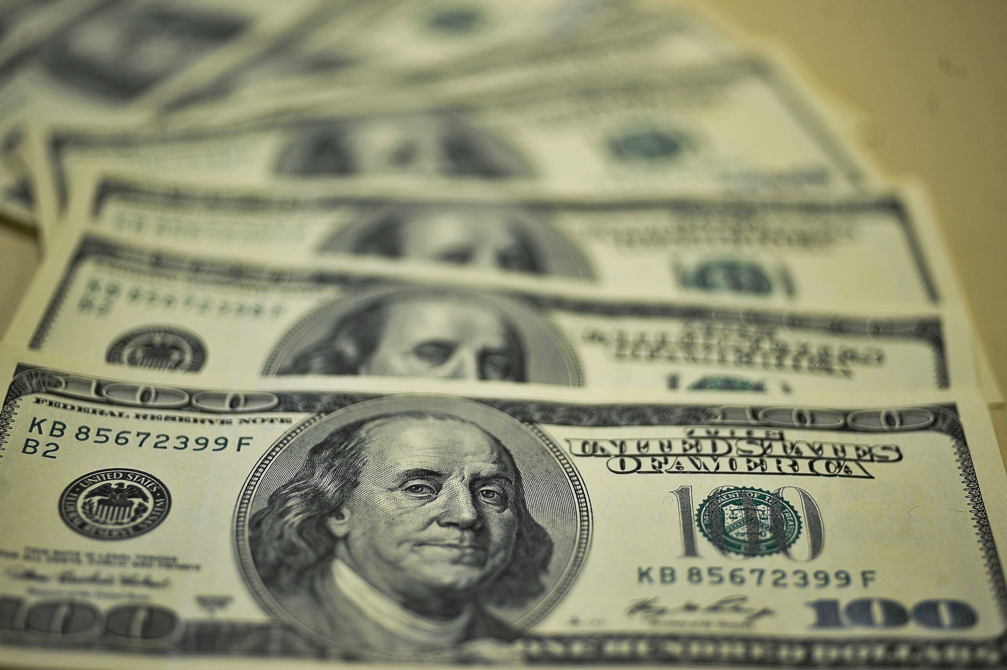 Dólar recua com alívio no exterior após fala do presidente do Federal Reserve