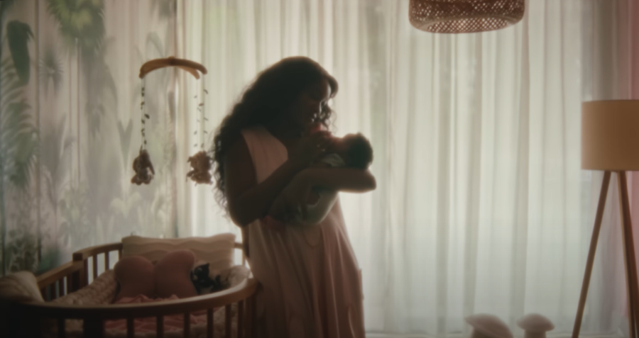 O clipe mistura momentos pessoais do acervo de Iza e a prepara&ccedil;&atilde;o para o parto