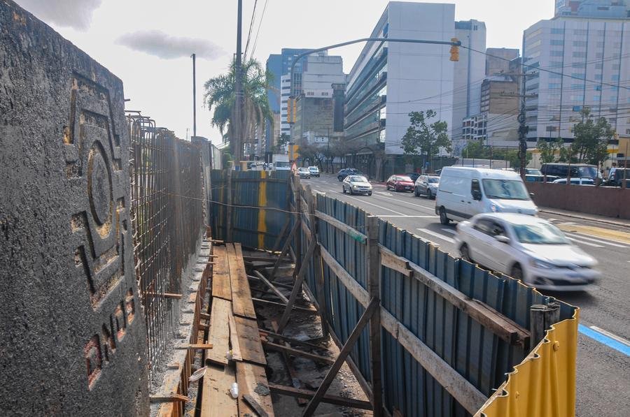 O Departamento Municipal de &Aacute;gua e Esgotos (Dmae) iniciou o fechamento definitivo da comporta 3 do sistema de prote&ccedil;&atilde;o contra cheias