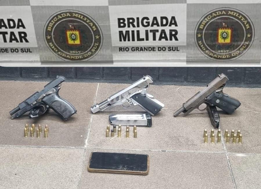 Criminosos confrontaram policiais com pistolas de uso restrito, que foram apreendidas
