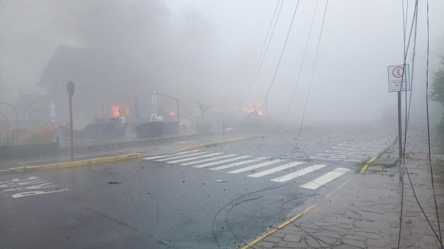 Queda gerou inc&ecirc;ndio no local, que foi isolado pela Brigada Militar e pelo Corpo de Bombeiros