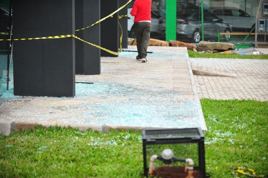 Lojas pr&oacute;ximas tiveram os vidros quebrados com o impacto da explos&atilde;o da aeronave.