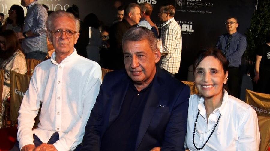 Cl&aacute;udio Zaffari com o casal prefeito de Porto Alegre, Sebasti&atilde;o Melo e Val&eacute;ria Leopoldino, no Concerto de Natal Zaffari