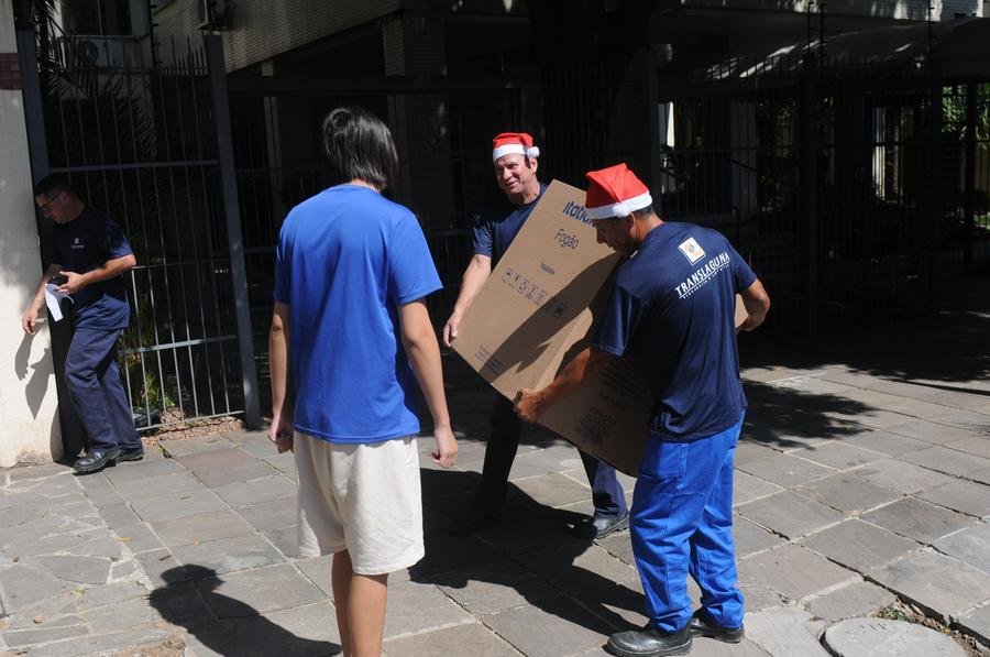 Tal qual bons velhinhos, profissionais de log&iacute;stica distribuem as encomendas que poder&atilde;o se tornar presentes de algu&eacute;m