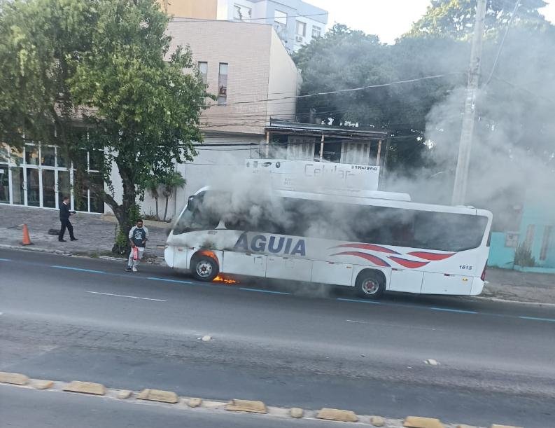 Inc&ecirc;ndio atingiu micro-&ocirc;nibus na Capital