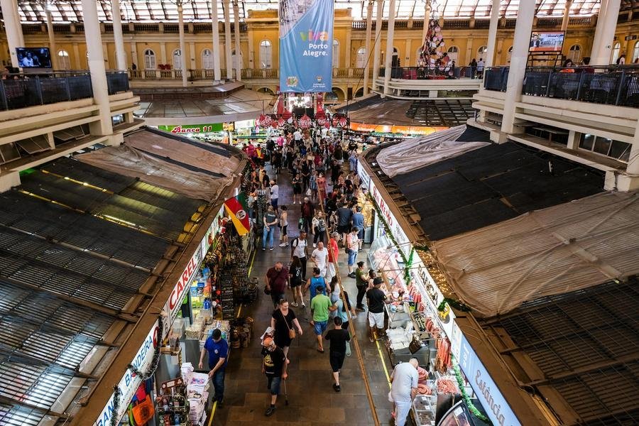 Movimenta&ccedil;&atilde;o no Mercado P&uacute;blico e supermercados de Porto Alegre na v&eacute;spera de Natal