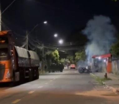 Onze carros s&atilde;o incendiados ap&oacute;s conflito entre BM e moradores de condom&iacute;nio de Canoas