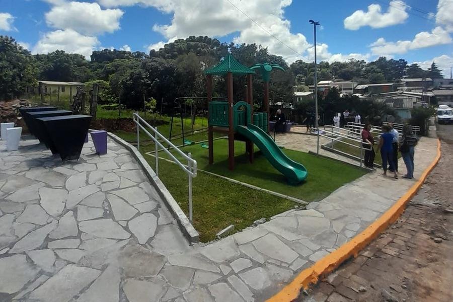 Entre as interven&ccedil;&otilde;es est&atilde;o a melhoria no pavimento, a instala&ccedil;&atilde;o de grama sint&eacute;tica no parquinho, um novo playground, bancos de concreto, uma &aacute;rea de jogos e um paisagismo renovado