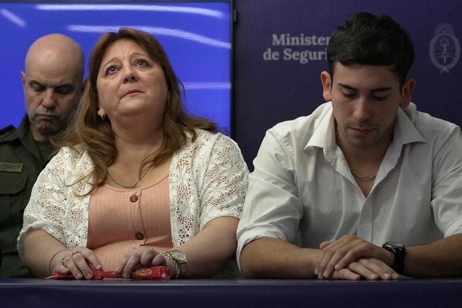 Griselda Heredia, m&atilde;e de Nahuel Agustin Gallo, ao lado de seu filho Kevin Gallo (irm&atilde;o de Nahuel) durante uma entrevista coletiva em Buenos Aires, em 27 de dezembro de 2024